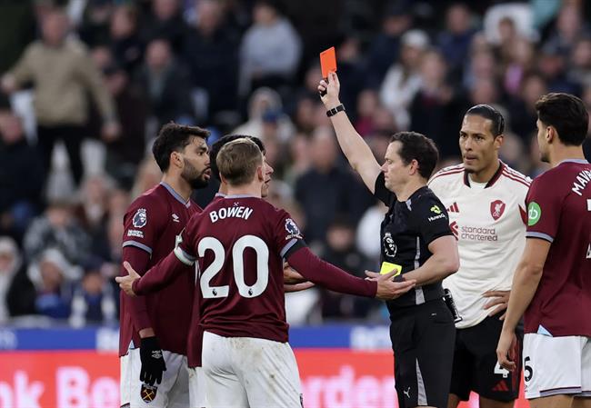 Paqueta phẫn nộ sau thẻ đỏ trong trận đấu Liverpool